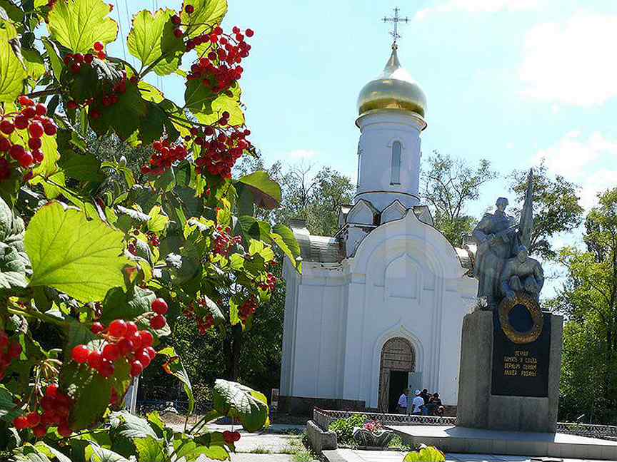 Погода в крыму нижнегорск. Поселок Нижнегорский Крым. Памятники Нижнегорска Крым. Достопримечательности Нижнегорска Крым. Крым Нижнегорск православная Церковь.