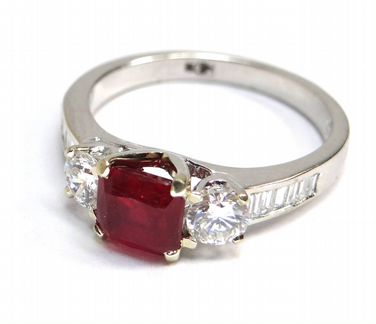 Золотое кольцо 750 пробы с рубином и бриллиантами