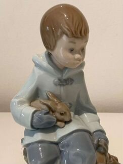 Фарфоровая статуэтка 