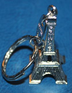 Брелок Эйфелева башня белого цвета