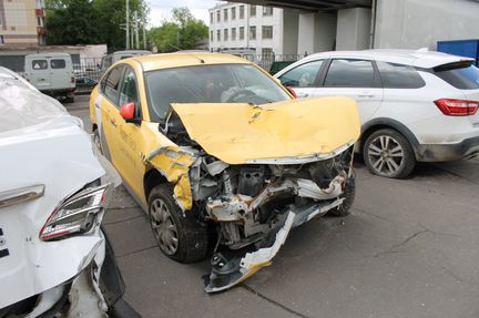 Nissan Almera 1.6 МТ, 2017, битый, 200 000 км