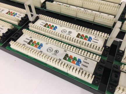 Патч панель Hyperline Cat.5E на 48 портов RJ45